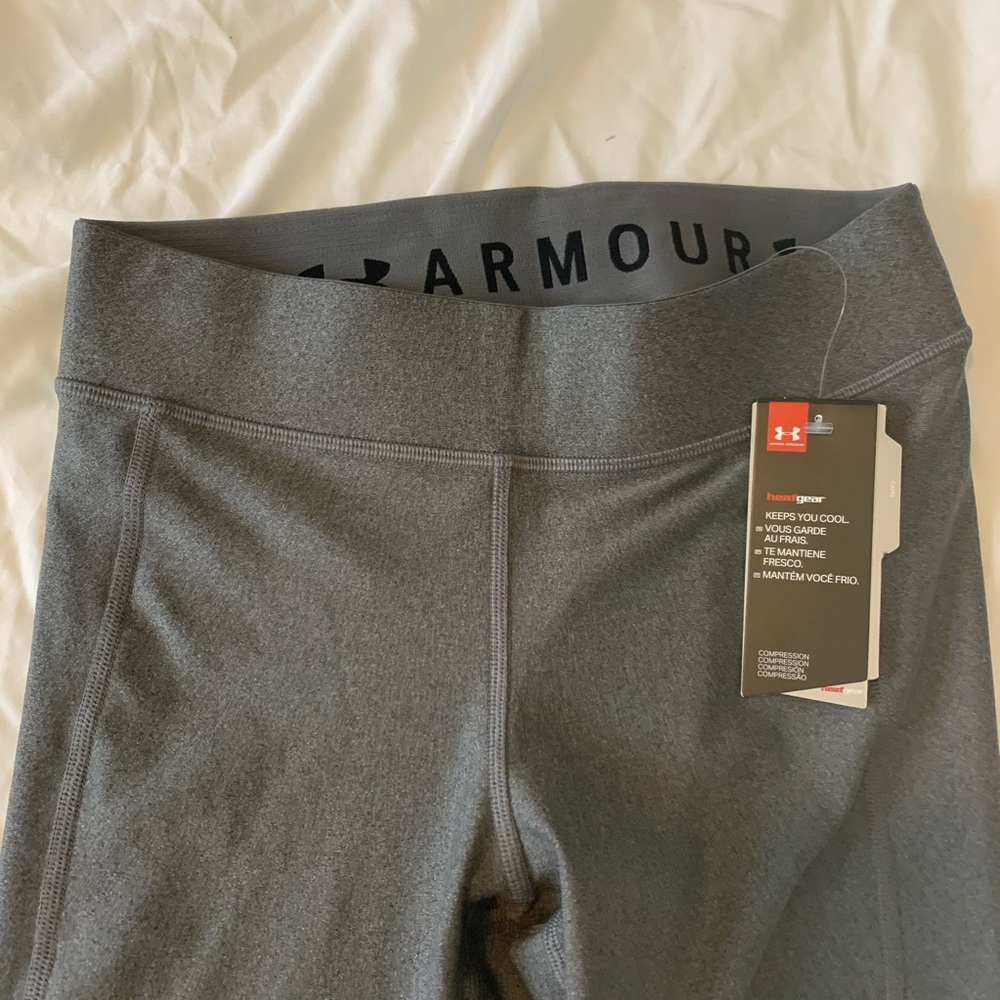 NWT Under Armour Grey cropped leggings